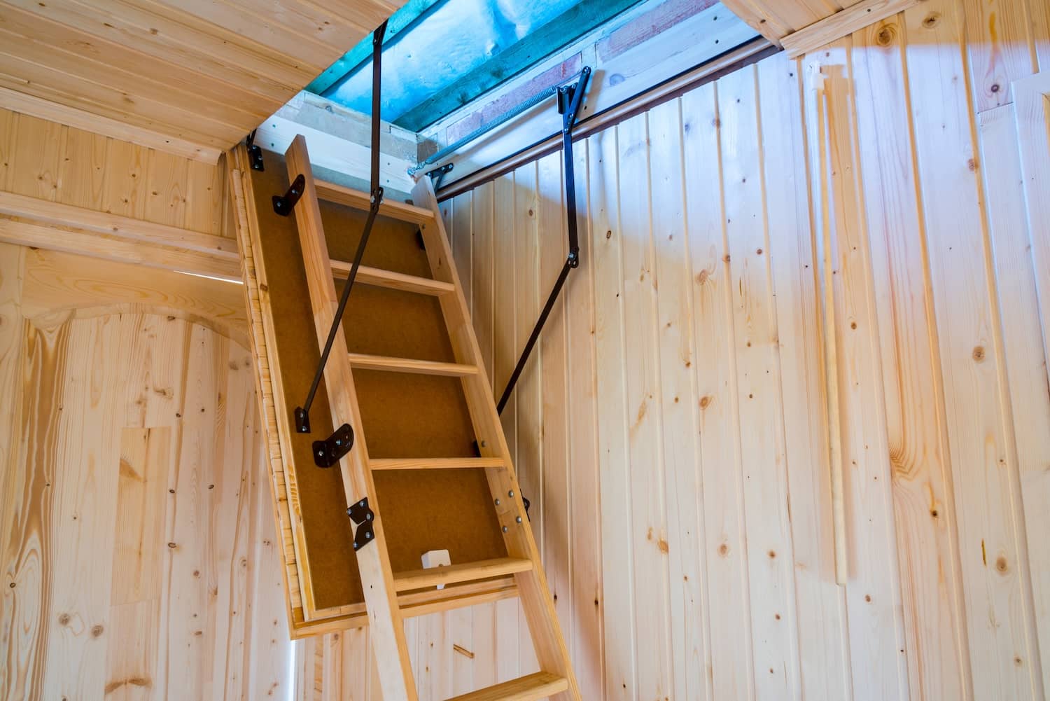 How to install attic ladder